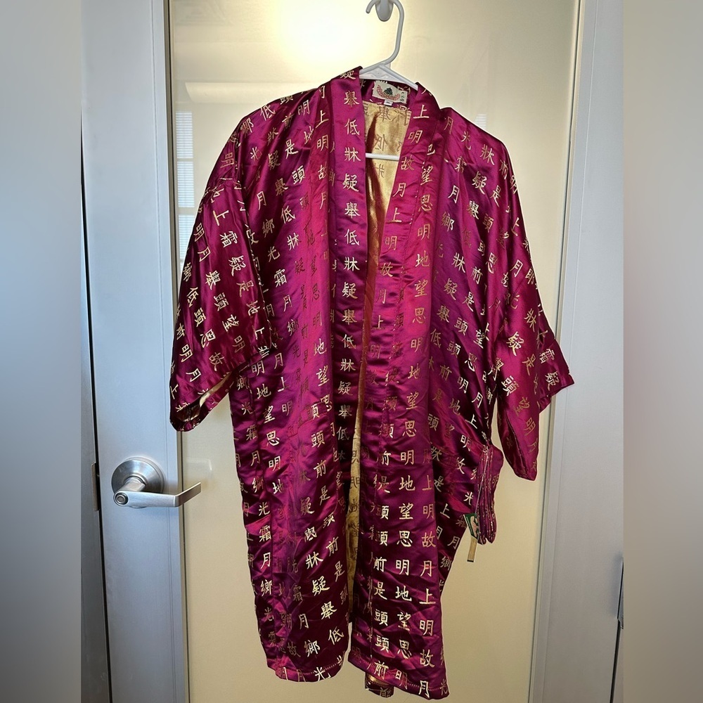 NWT 100% silk kimono, vintage , Burgundy gold, Chinese characters, w/Belt  XL